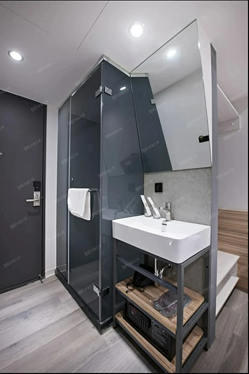 房內洗手台與淋浴空間